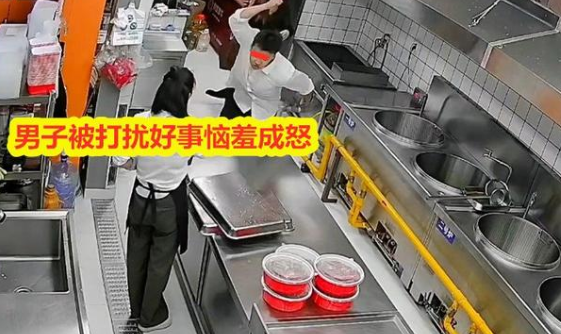 山东一男女饭店上桌亲热事件，店员劝阻反遭辱骂，店家：已报警！