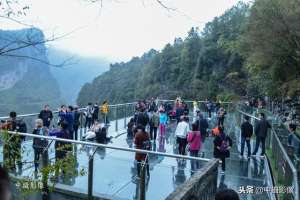 美女悬空坐(险峰风光在脚下，美女站在280米高的悬空玻璃台上，吓成这般模样)