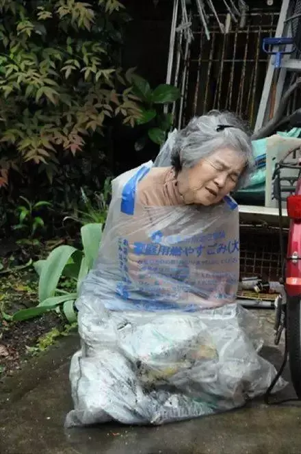 日本老顽童美女艺术(90岁日本老奶奶，酗酒飙车碰瓷，爱上自拍，人生乐趣多了100倍)