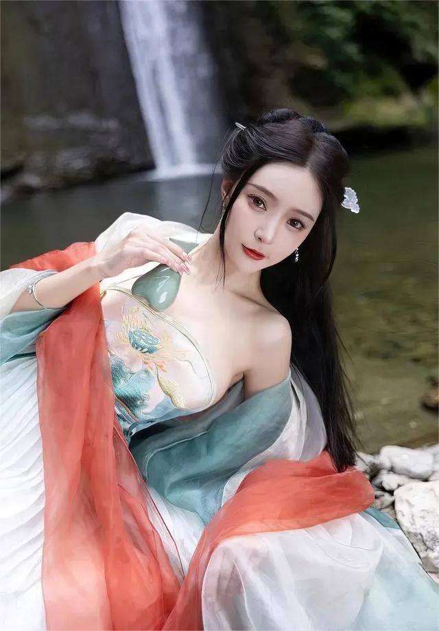 神仙颜值美女模特王馨瑶：古装艺术写真，意境真美啊