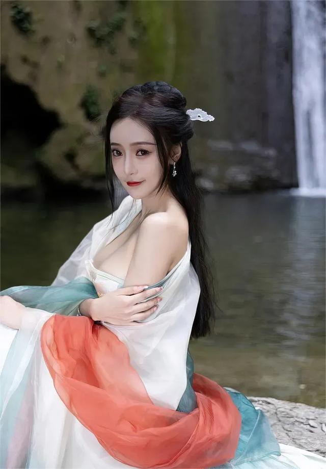 神仙颜值美女模特王馨瑶：古装艺术写真，意境真美啊