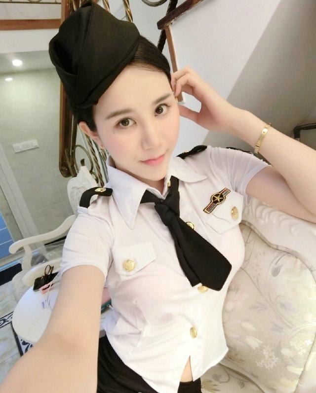 高颜值美女南湘Baby演绎靓丽警花制服展现不一样的风情