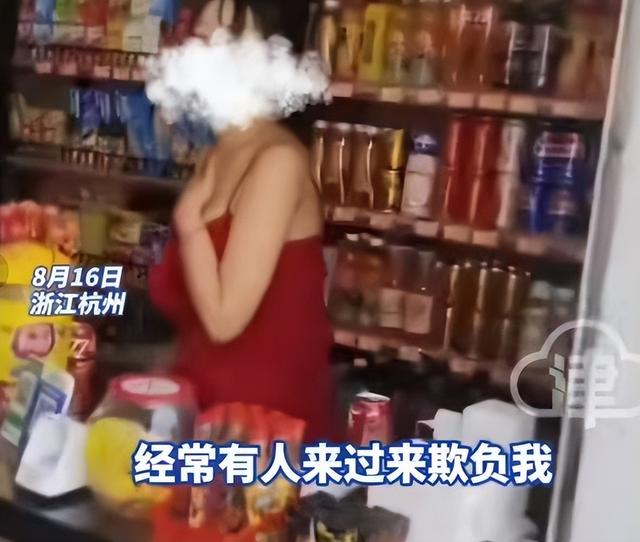 美女老板娘穿着清凉被打，如今门店已关门，报警后警方再次介入