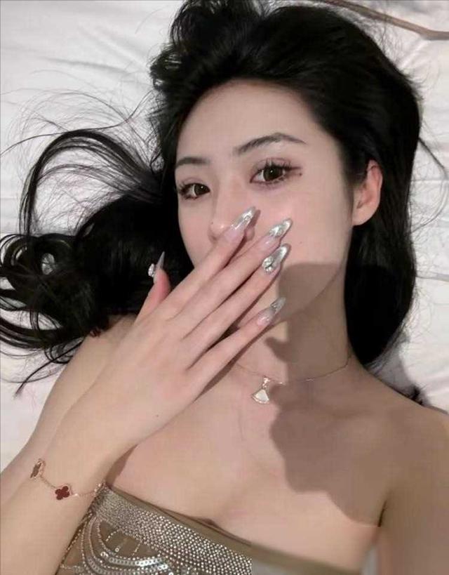 养眼！女篮第一美女，00后内蒙古姑娘卓识！身高1.9m，又美