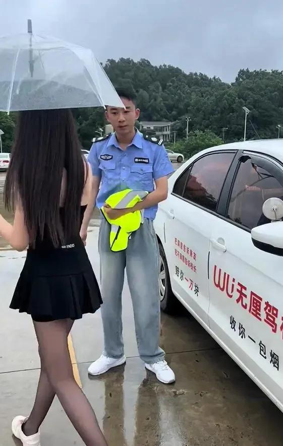 女子穿黑丝短裙去练车，教练说你在勾引我？女子：我又没有男朋友