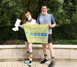 十六岁美女图片(李嫣度假好清凉，16岁穿泳装曲线媲美超模后妈，但纸片身材太单薄)