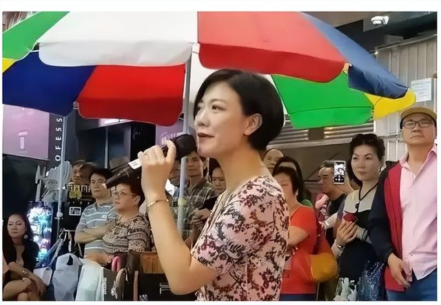 香港女星疑出轨人夫，车内看电影摸屁股多图曝光，偏爱土豪男