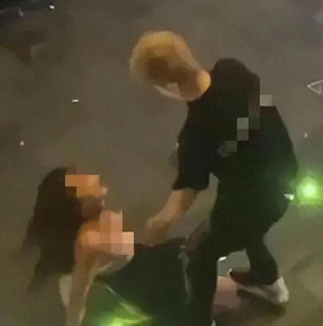 酒吧门口美女醉酒当众露乳，男友遮拦无效！路人围观看光