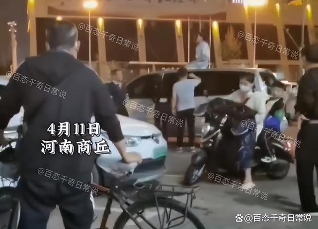 河南一女子跪在车顶，手拿砖头狠狠砸车，崩溃哭喊：我到底错在哪