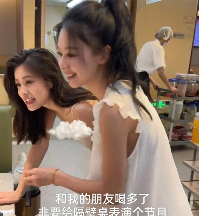 湖南两位高颜值美女，饭店喝多酒后放飞自我，非要给邻桌表演节目