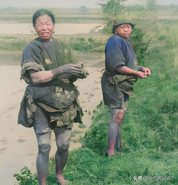 罕见老照片：被脱光衣服女子，刚服侍完客人累瘫在床上的青楼妓女