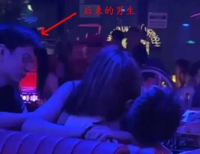 酒吧门口美女醉酒当众露乳，男友遮拦无效！路人围观看光