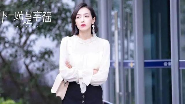 娱乐圈第一白富美24岁放飞自我穿深V秀美胸，还入围金鹰视后？