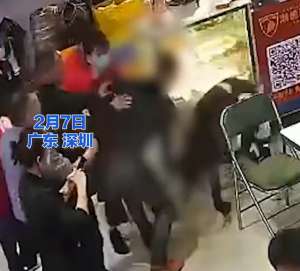 暴打美女屁股(醉酒男子在火锅店摸女子屁股，“还打女人，变态”，店方：已报警，双方均被带走处理)