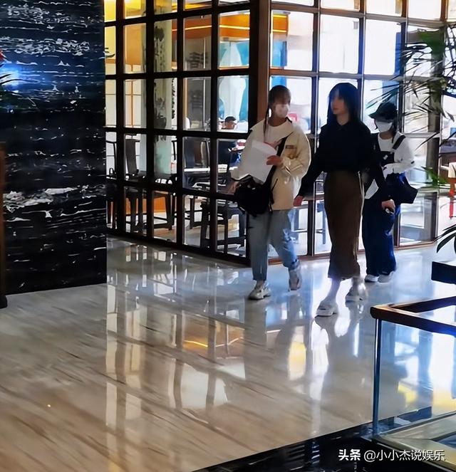 成都：柳岩酒店被网友偶遇，脚穿凉鞋四肢纤细，“本人真的好美”