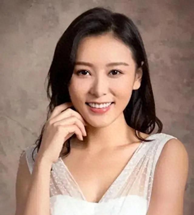 何佩瑜：34D超大胸傲人身材，不只是花瓶更是演技派的性感女神