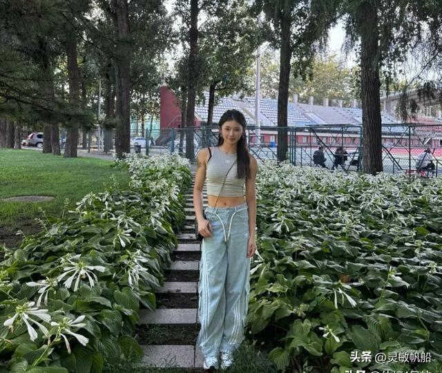 27岁吴艳妮在大学校园是啥样？这5张清凉照美绝，北体学生：校花