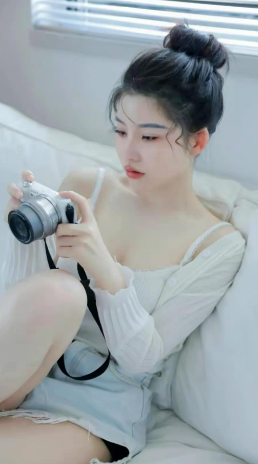 美女写真：清纯白丝吊带美女，过分撩人了