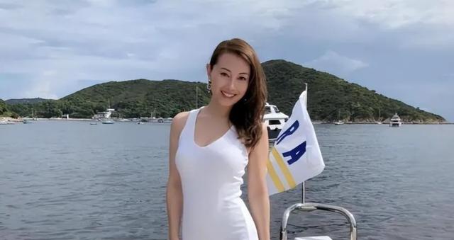 香港女星袁嘉敏被迫走光，穿紧身裙实在太丰满，不慎漏出白色内衣