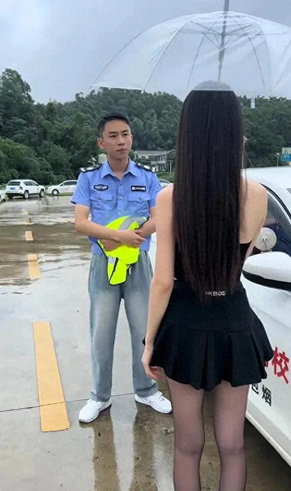 女子穿黑丝短裙去练车，教练说你在勾引我？女子：我又没有男朋友