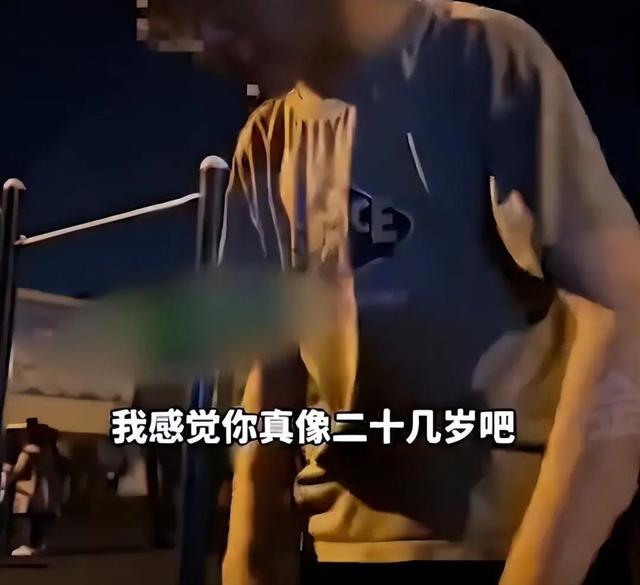 争议不小！12岁男孩搭讪34岁少妇，视频被曝，评论炸锅，争论不断