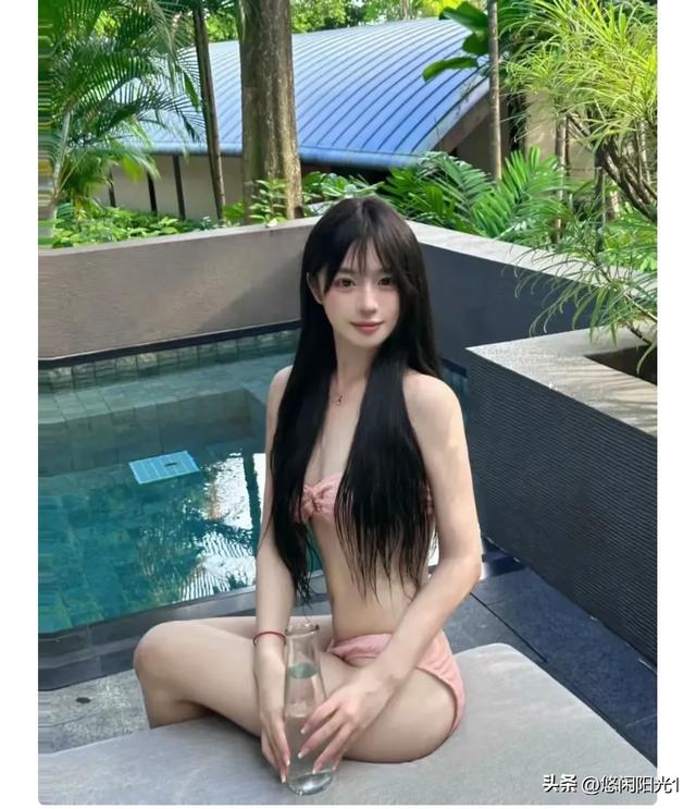 夏日泳池邂逅，粉色比基尼美女的心动瞬间