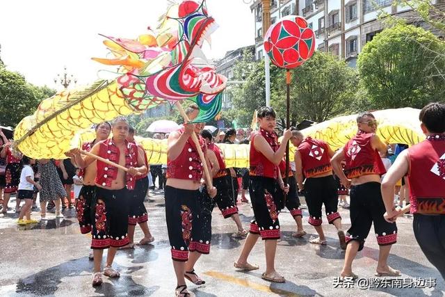 施秉：舞水龙、泼水狂欢度国庆