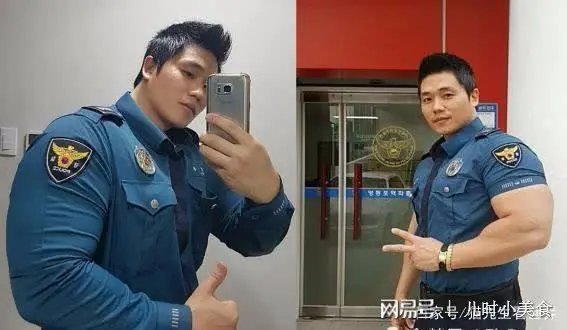 成都“施瓦辛格”交警火了！肌肉撑爆执勤警服荷尔蒙爆棚 网友爱了