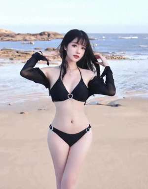 水鱼儿美女(水之美女：美女泳装写真的迷人篇章)