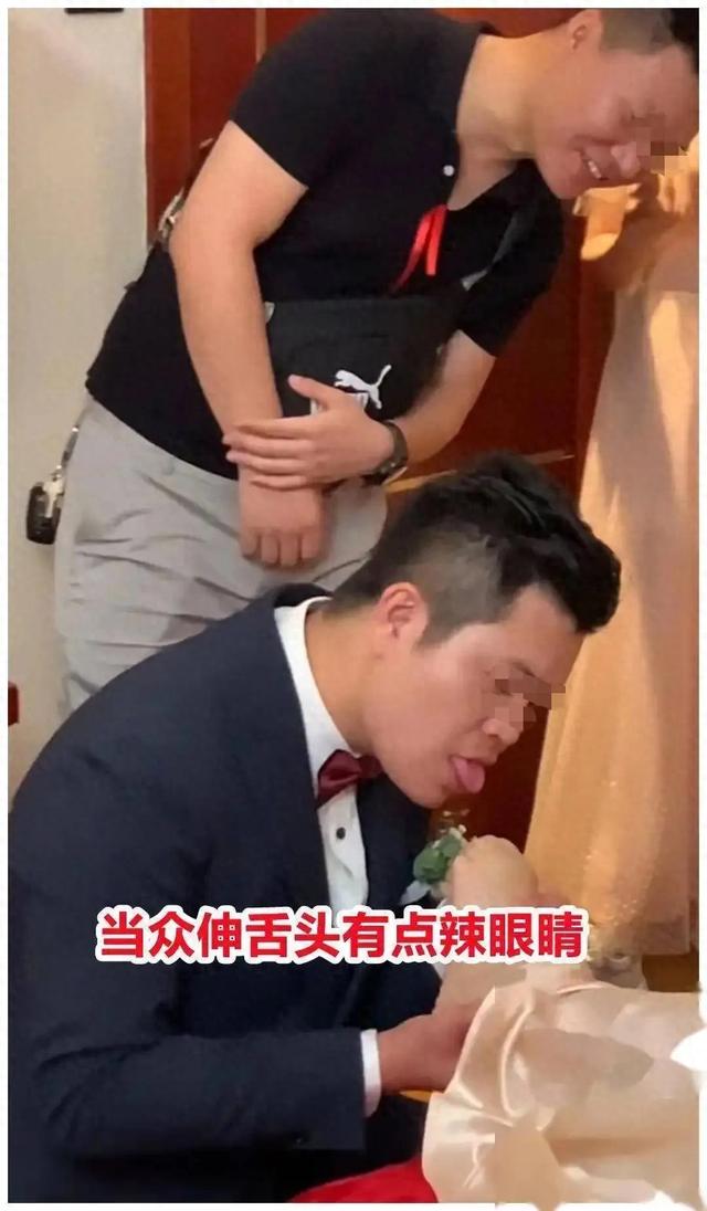 新郎婚礼接亲现场，当众舔新娘脚丫，网友：你不觉得你口味重吗？