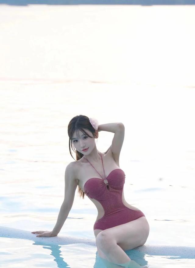 性感美女比基尼泳装内衣写真，展现夏日魅力