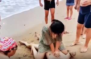 美女落水露奶走光门(一女子海边救人却被键盘侠质疑“胸都露出来”，善良不该被嘲笑)