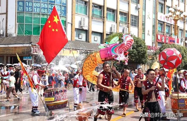 施秉：舞水龙、泼水狂欢度国庆