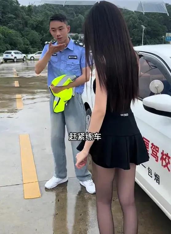 女子穿黑丝短裙去练车，教练说你在勾引我？女子：我又没有男朋友