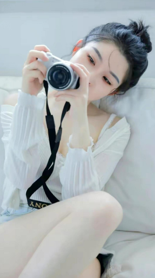 美女写真：清纯白丝吊带美女，过分撩人了