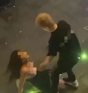 美女的胸口视频(酒吧门口美女醉酒当众露乳，男友遮拦无效路人围观看光)