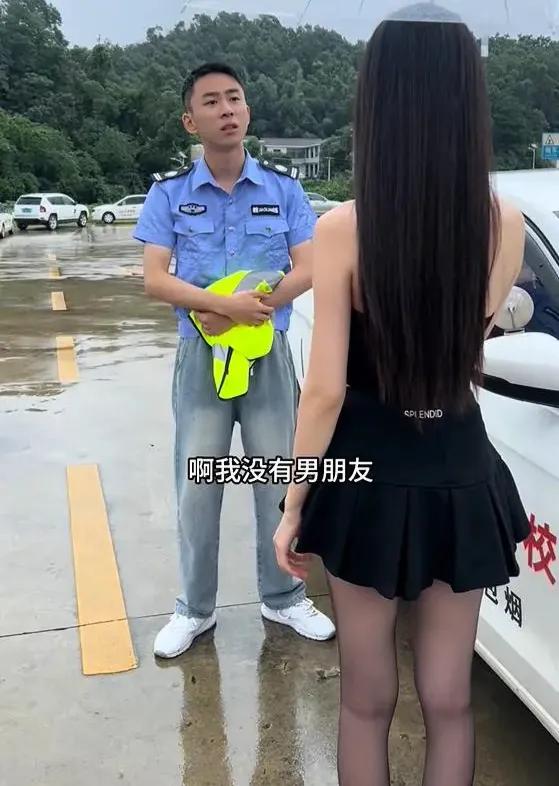 女子穿黑丝短裙去练车，教练说你在勾引我？女子：我又没有男朋友