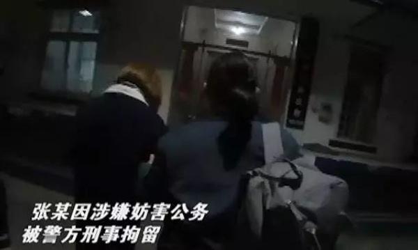 扇警察耳光猛踢民警裆部 女大学生拒绝安检称“最多拘留十五天”