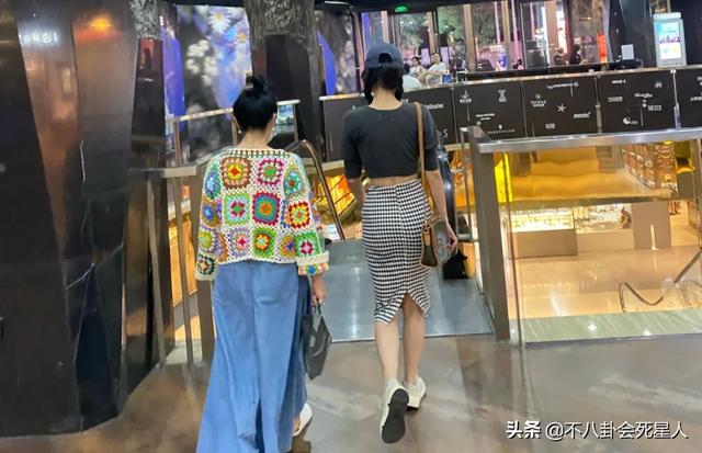 这7位女星一个比一个爱秀身材，露腰泳衣，透视装，紧身衣