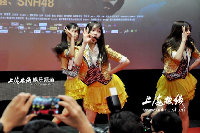 SNH48六大美女上海大跳鸭舞 齐臀短裙飞扬，露出雪白大腿