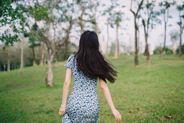 光着脚丫的少女，点燃夏日里的柔软浪漫