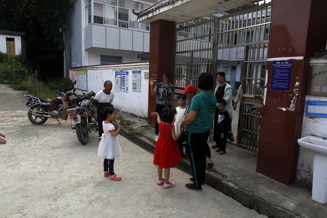 山巅小学，一名女老师和八个学生，她午睡的样子真美