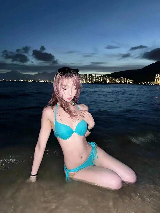 夏日夜晚的海边风情：蓝色比基尼美女的性感之旅