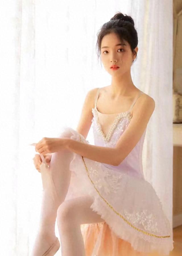 高颜值舞蹈美女白丝美腿摄影写真