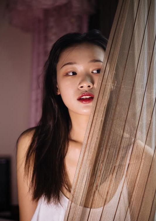 人像摄影：清纯靓丽的吊带睡衣美女写真