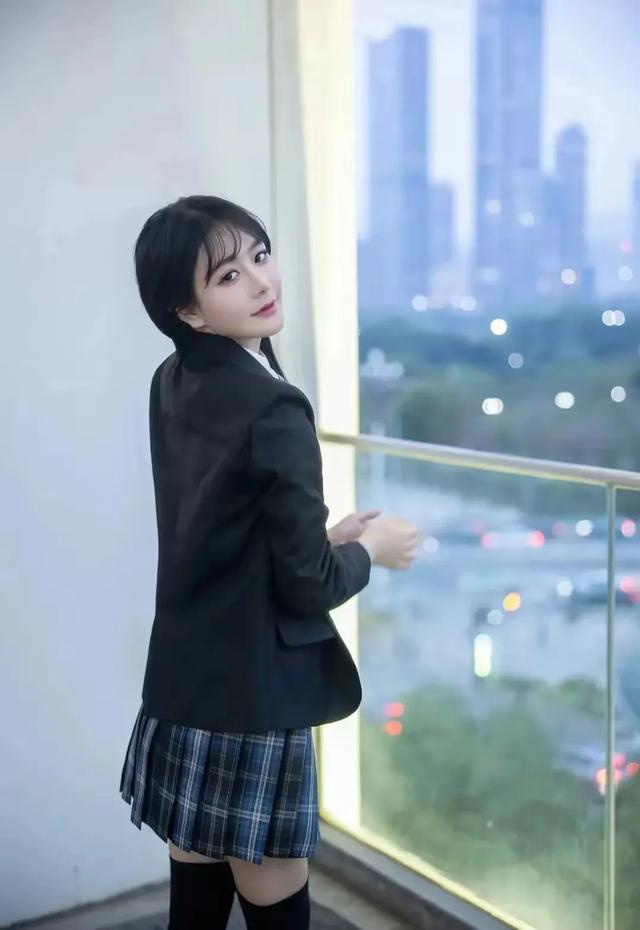 清纯与性感同行：00后美女大学生的JK艺术造型曝光