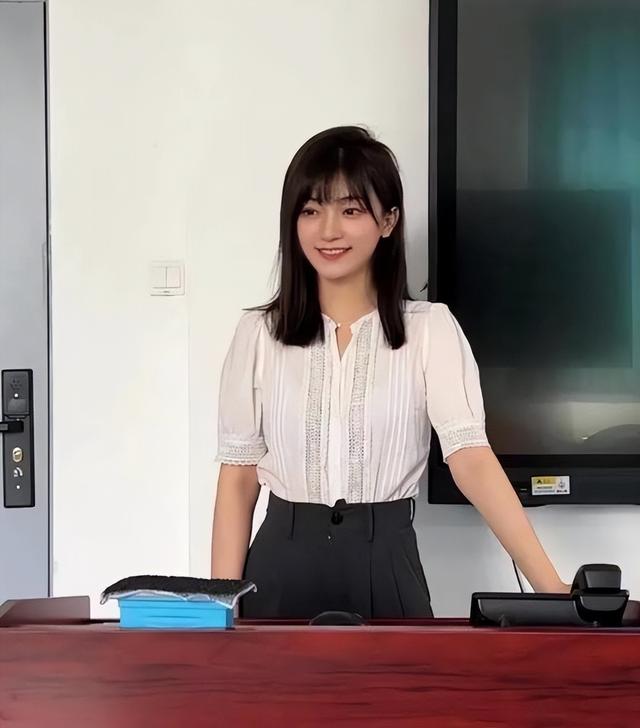 北京大学95后美女教师走红，因高颜值受到关注，学历却引起争议