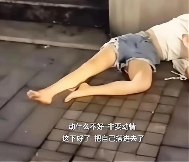 深夜街头，女子酒醉赤足，网友感慨：她似乎被生活遗弃