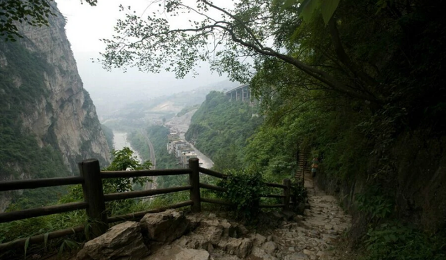 云南有一特殊景区，老街用青石板铺砌，商铺挂着古代楹联匾额