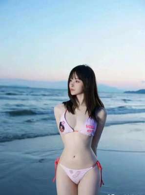 美女与海滩(海边比基尼美女写真大全：夏日的诱惑与风情)